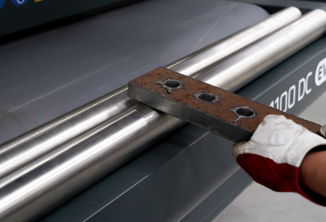 Cover image of the "Ultimate deburring machinery guide".